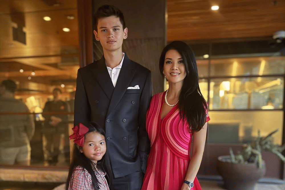 Farah Quinn dan putranya