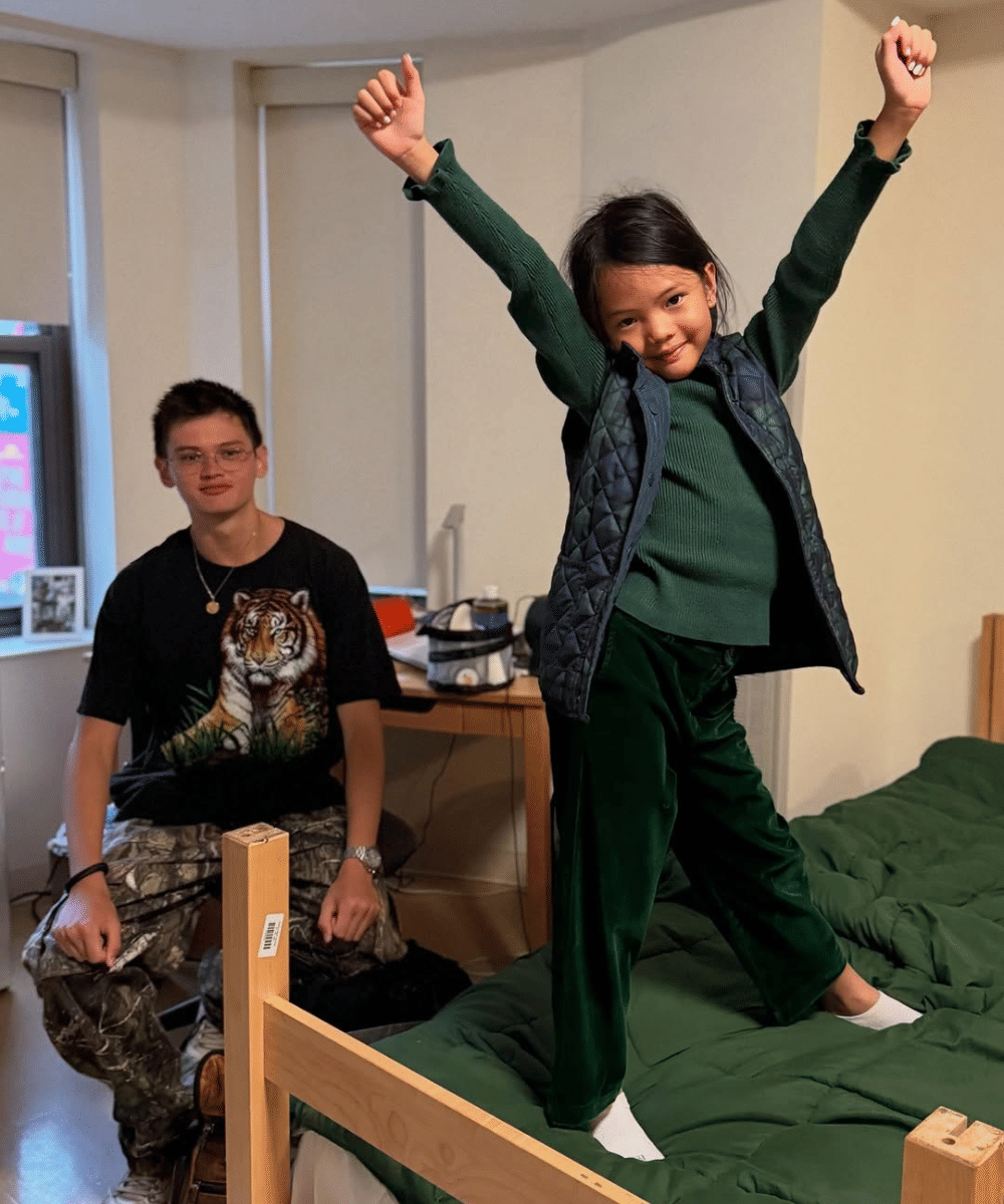 Potret Armand Quinn bersama adiknya