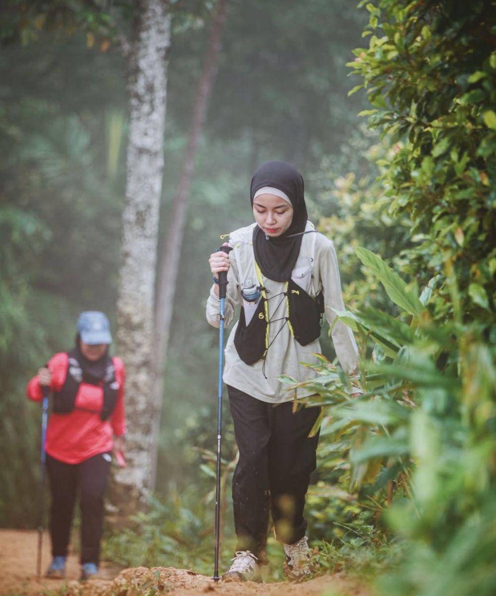 5 Inspirasi Outfit Hiking ala Tsana, Nyaman dan Stylish!