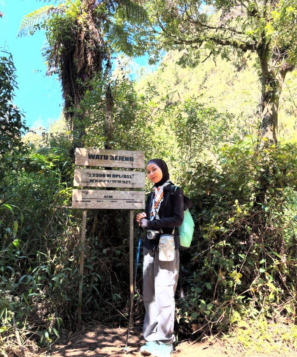 5 Inspirasi Outfit Hiking ala Tsana, Nyaman dan Stylish!