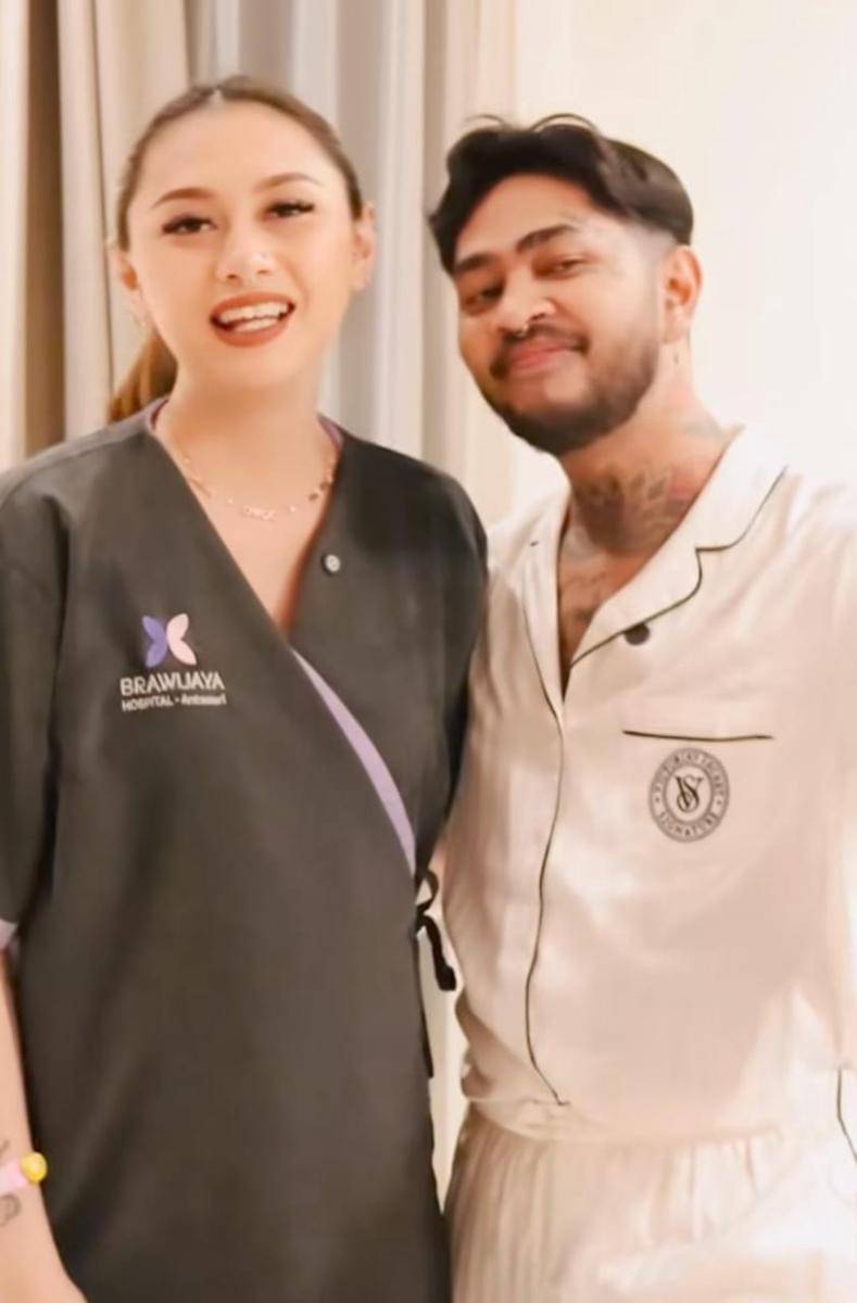 Onad memberikan kalung berlian untuk istri