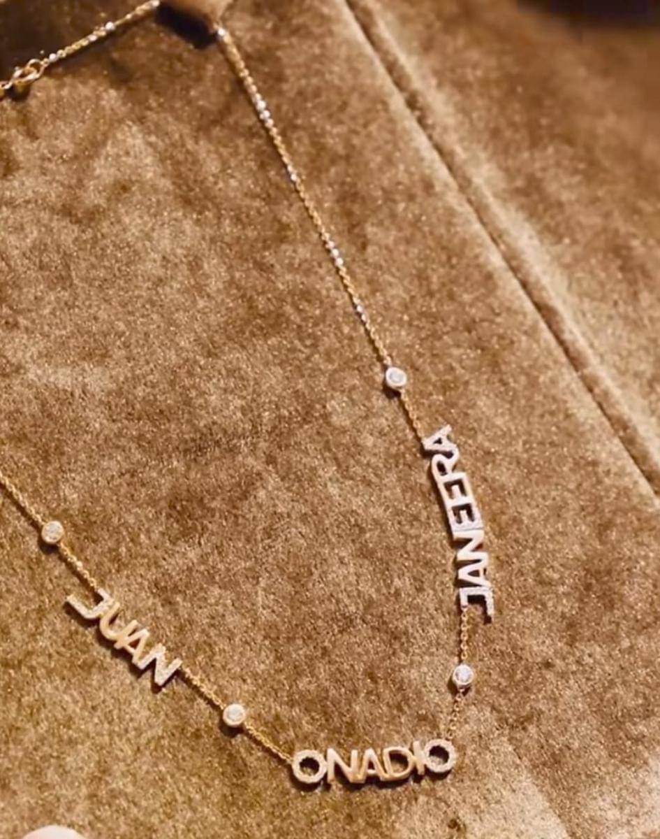 Onad memberikan kalung berlian untuk istri 