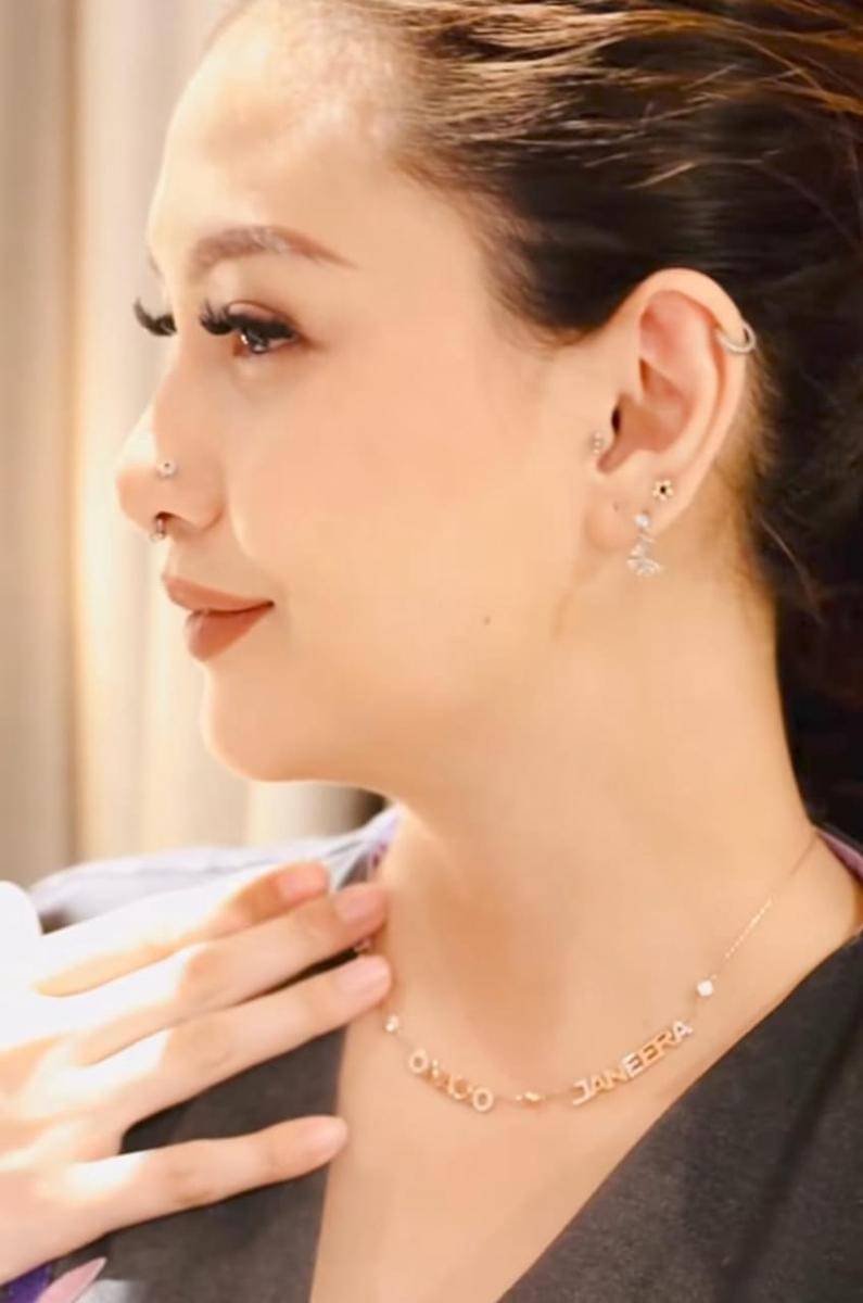 Onad memberikan kalung berlian untuk istri 