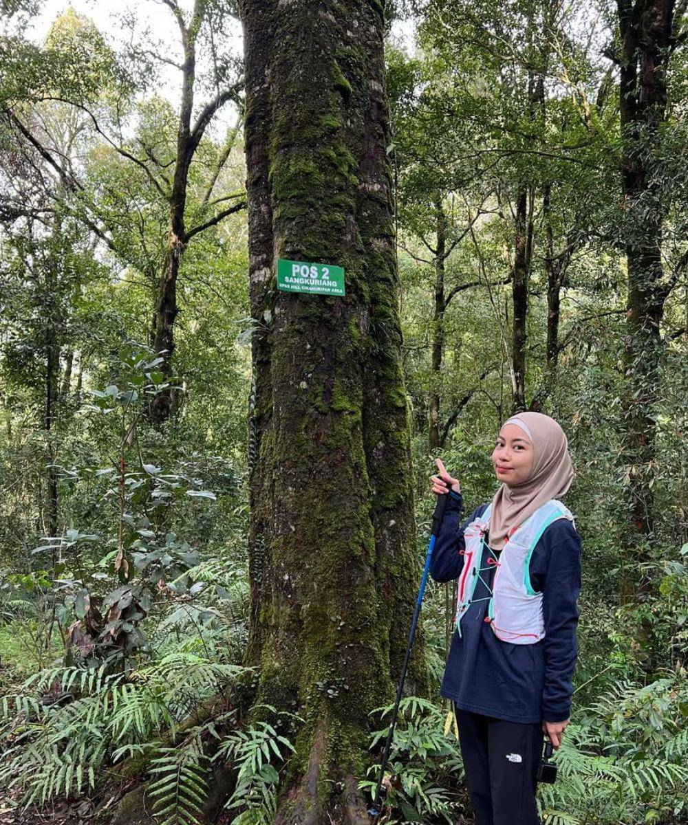 5 Inspirasi Outfit Hiking ala Tsana, Nyaman dan Stylish!