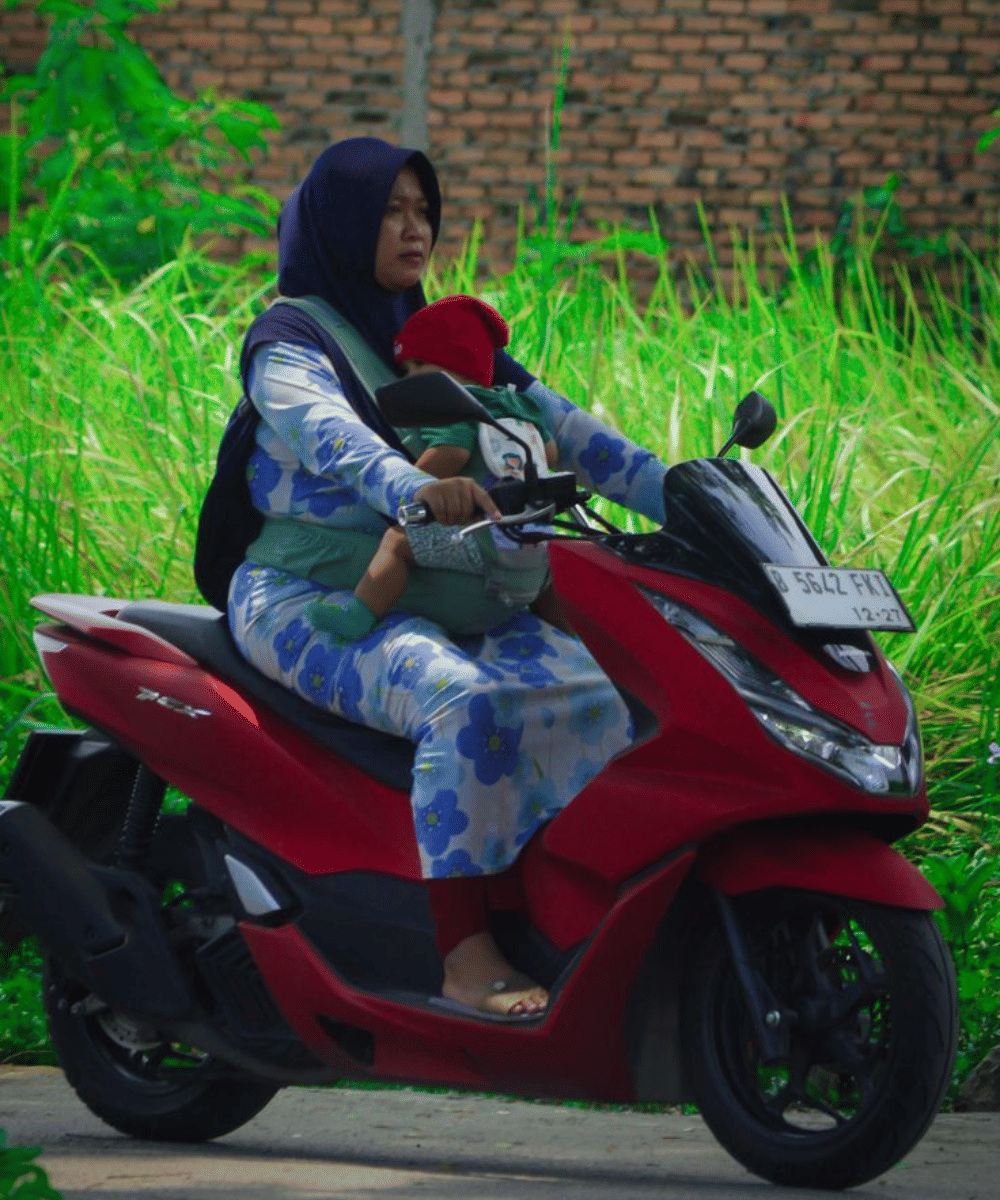 Ilustrasi seorang Ibu mengendarai motor