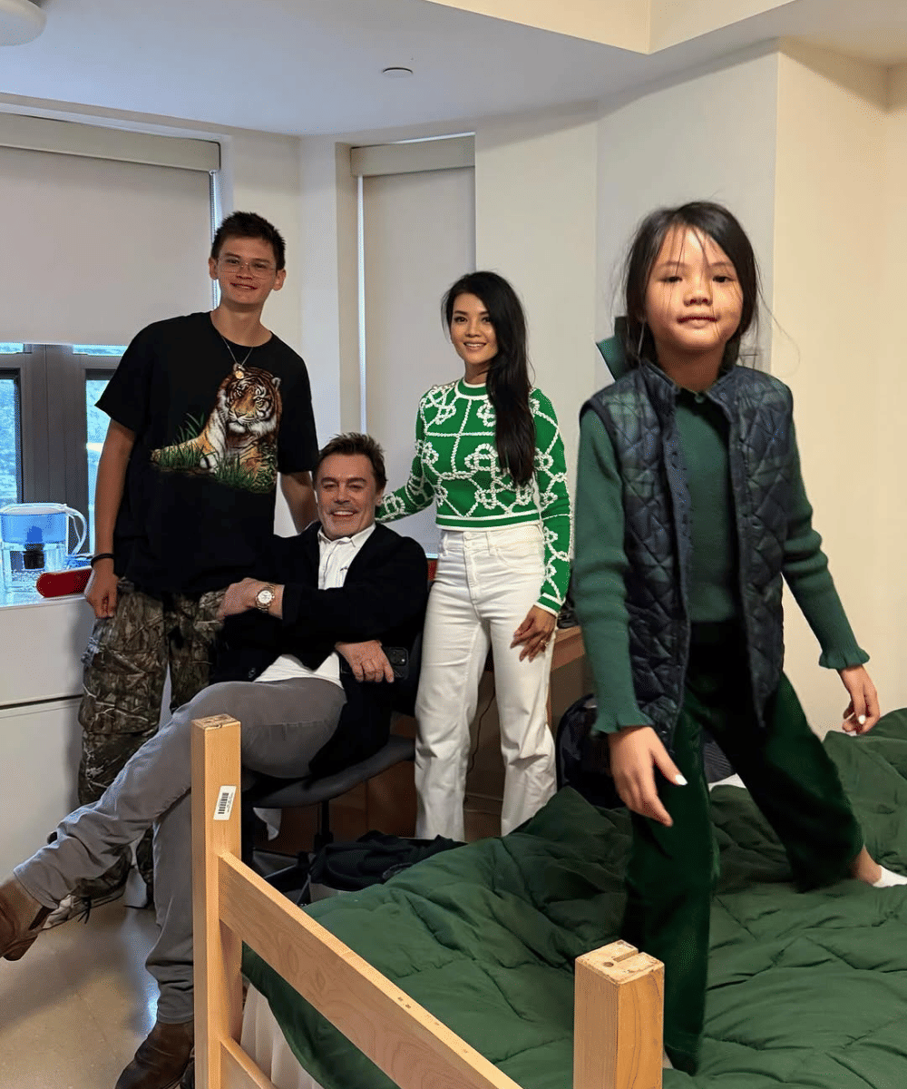 Farah Quinn dengan keluarga dan Armand Quinn