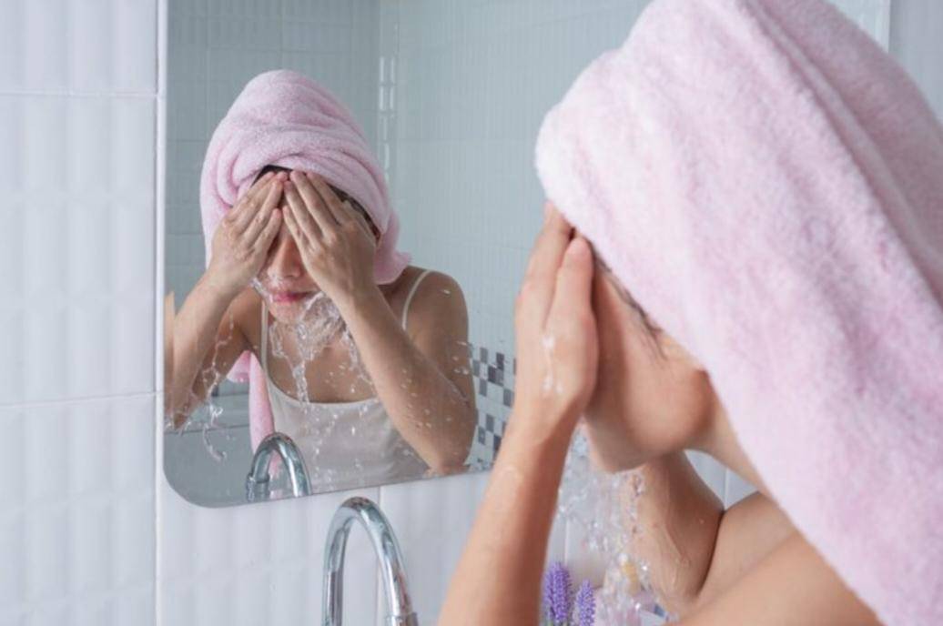 Cuci Muka (freepik.com/jcomp) 