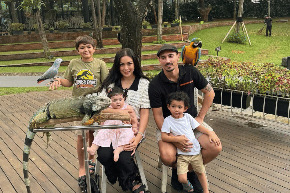 Foto Hagia Anak Jessica Iskandar Bersama Keluarga 3.png