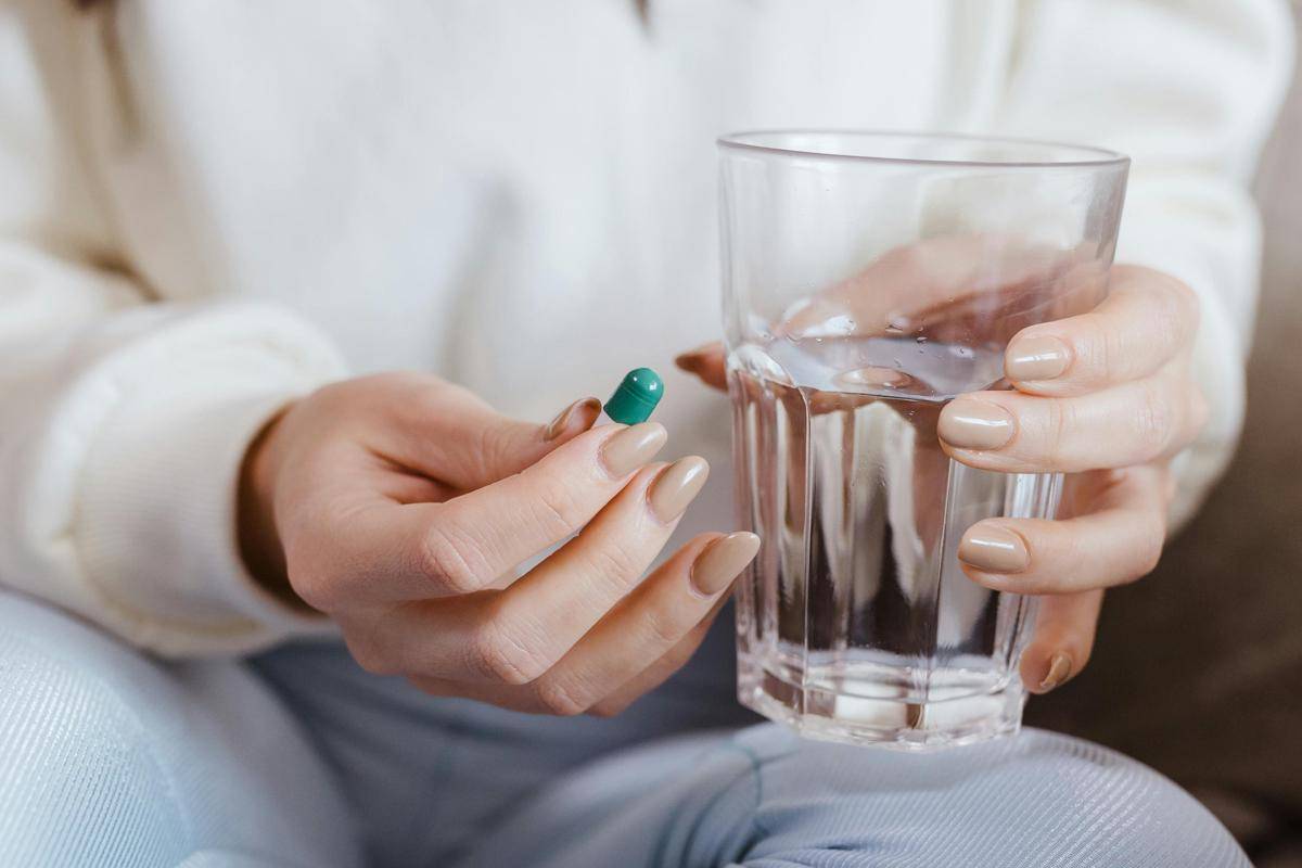 Ilustrasi minum vitamin. (pexels.com/Jonathan Borba)