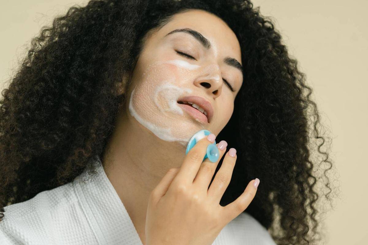 ilustrasi membersihkan wajah (pexels.com/SHVETS production)