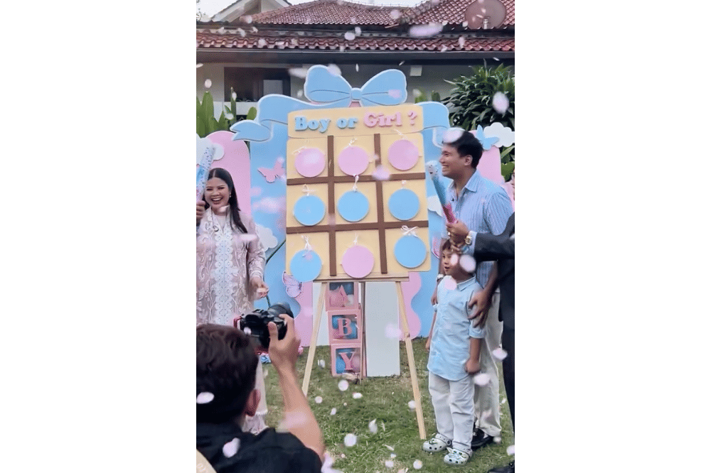 Jenis kelamin calon anak pertama mereka terungkap lewat party popper.png