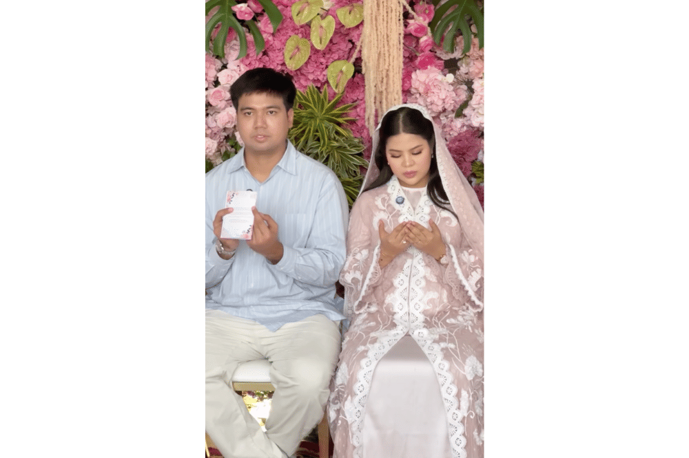 Setelah prosesi sungkeman, Frans dan Indah melakukan doa bersama.png