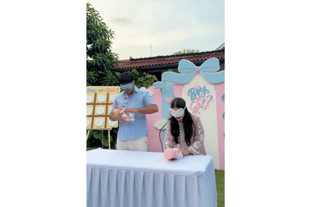 Frans dan Indah ikut bermain games seru sebelum acara gender reveal dimulai.png
