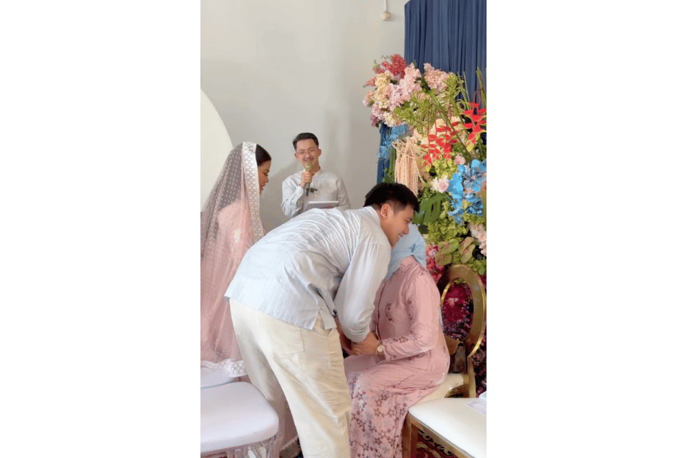 Sebelum gender reveal dimulai, Frans dan Indah melakukan prosesi sungkeman.png