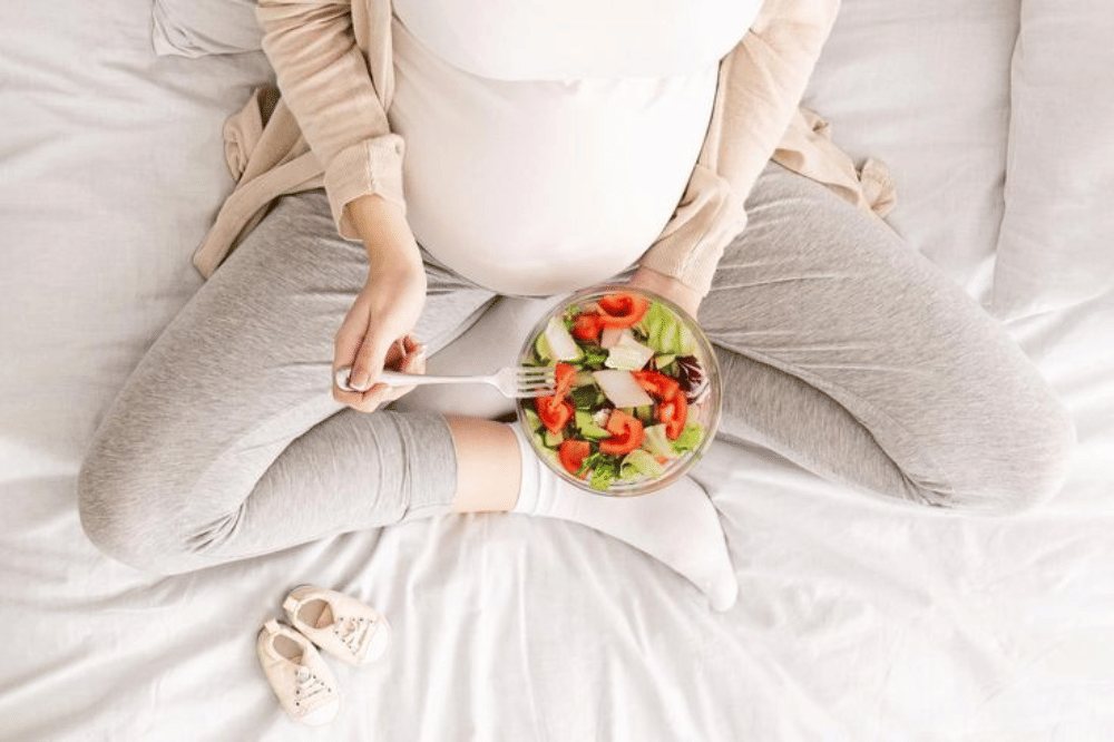 Ibu hamil makan salad .png