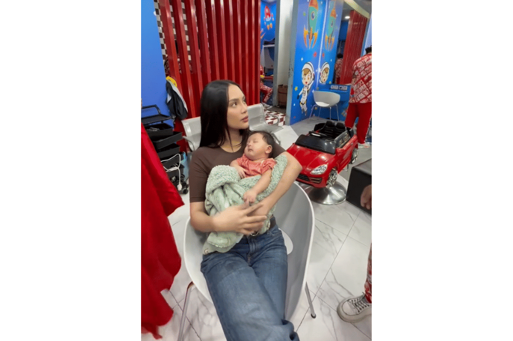 Sebelum proses potong rambut dimulai, Baby Andrew sedang tertidur pulas.png