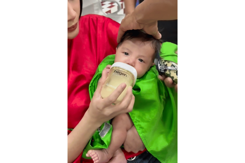 Baby Andrew menjalani proses potong rambut ditemani langsung oleh Erika.png