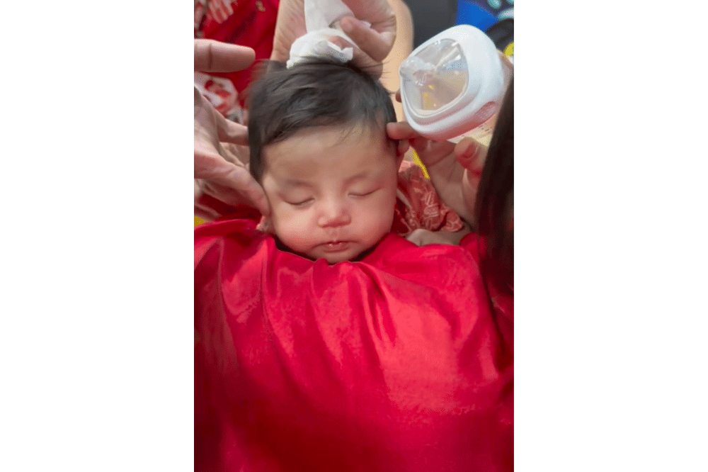 Baby Andrew bahkan sampai terlelap nyenyak di tengah proses pemotongan rambut.png