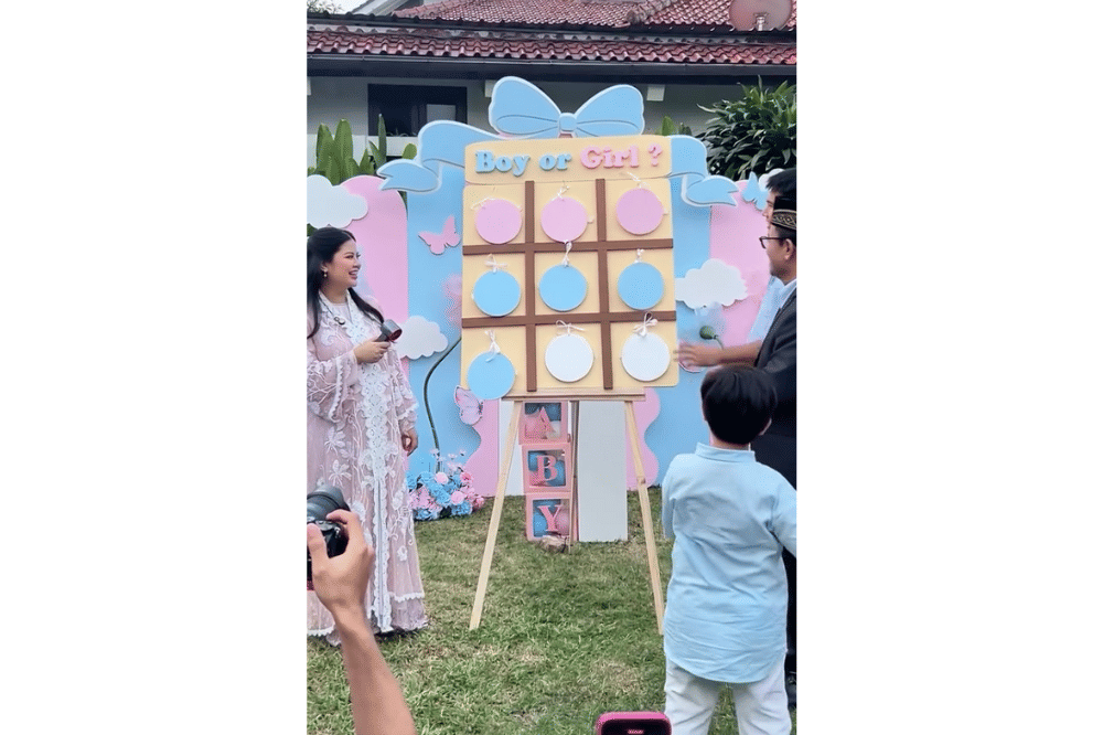 Frans dan Indah rayakan momen gender reveal dengan keseruan permainan tic-tac-toe.png