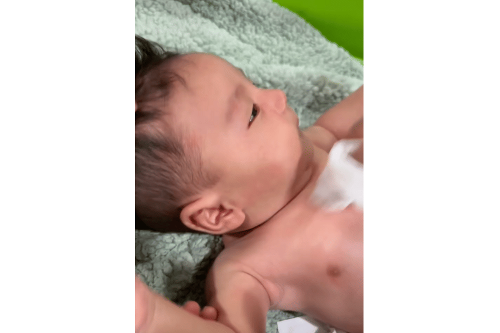 Begitu selesai potong rambut, Erika langsung membersihkan tubuh Baby Andrew.png