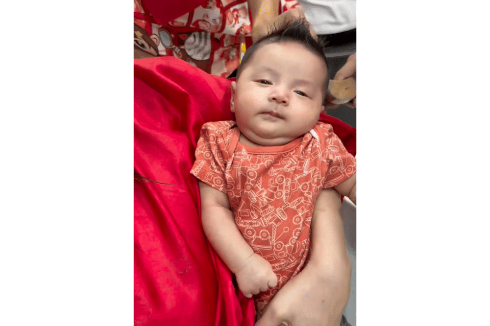 Gemasnya Baby Andrew tampil dengan gaya rambut mohawk.png