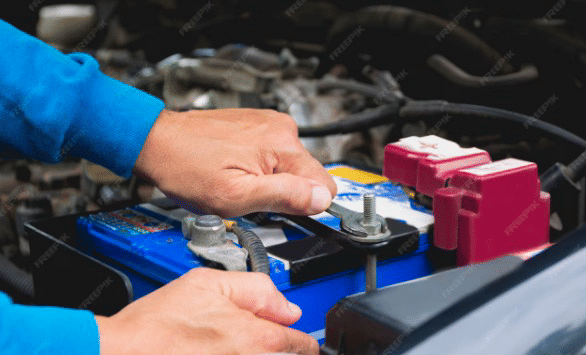 7 Bahaya Mengisi Air Aki Mobil Terlalu Penuh, Bisa Bikin Mesin Rusak?