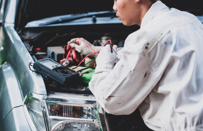 7 Bahaya Mengisi Air Aki Mobil Terlalu Penuh, Bisa Bikin Mesin Rusak?