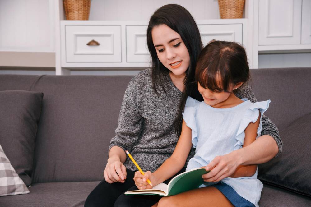 Mama mengajarkan anak perempuannya
