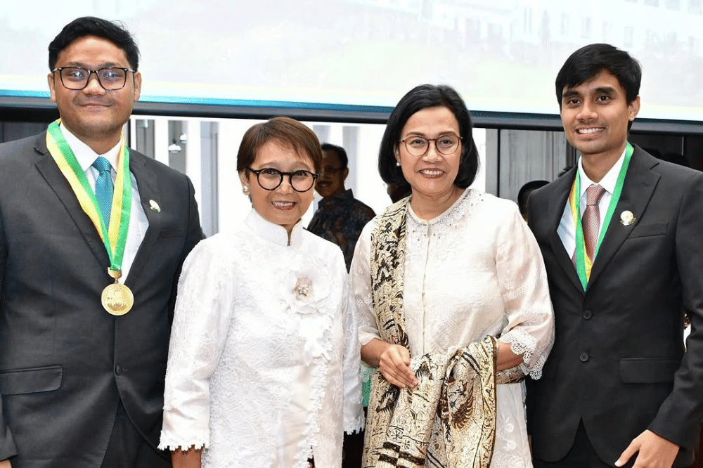 Sri Mulyani dan Retno Marsudi bersama anak mereka