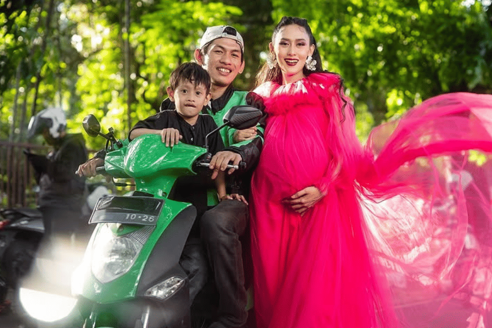 Foto Maternity Septi Pengamen Jalanan yang Viral di Media Sosial