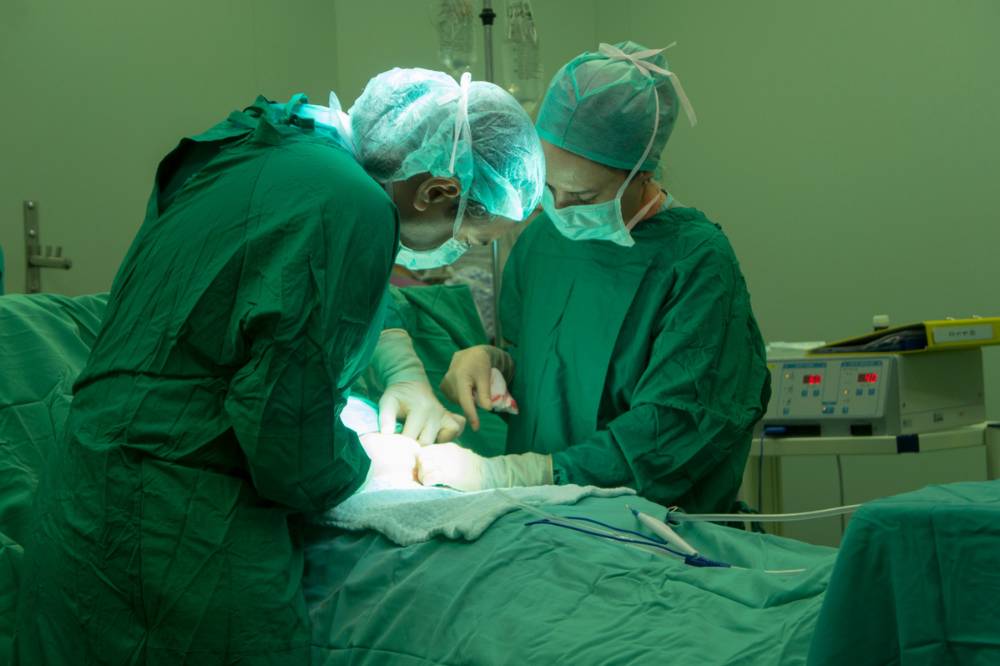 Dokter sedang membedah