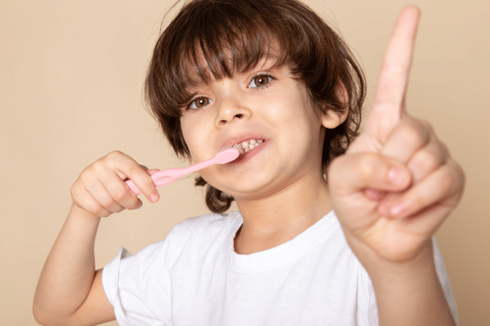 Anak sedang menyikat gigi