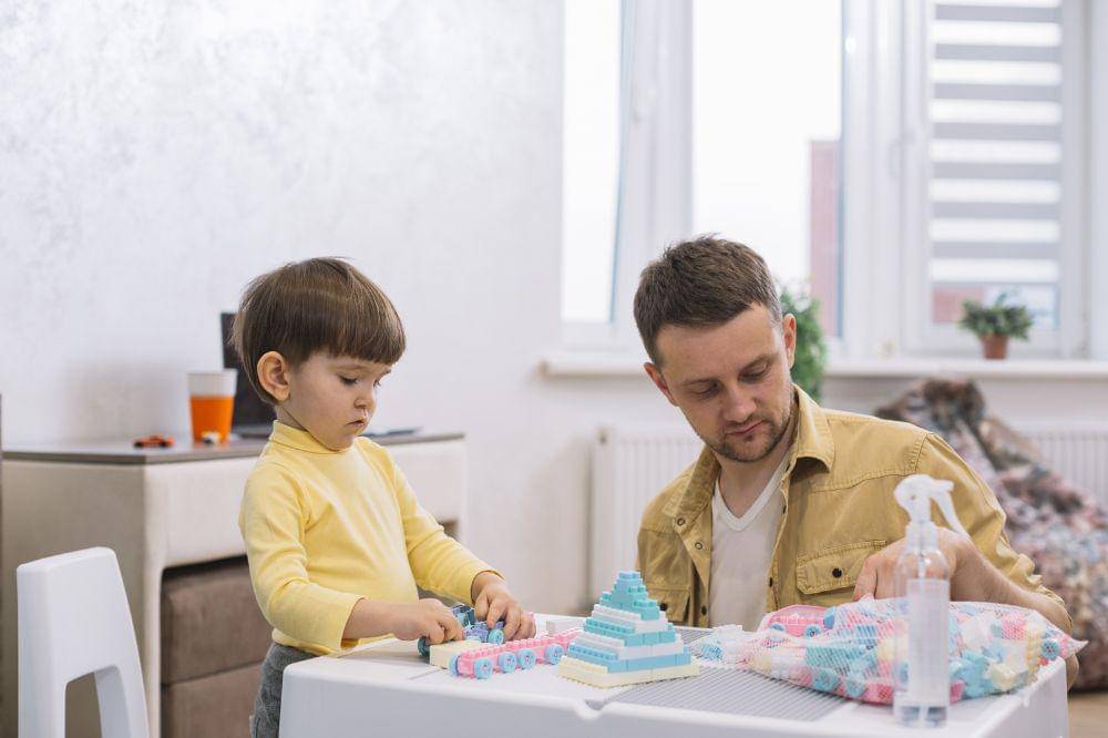 Papa dan anak bermain lego