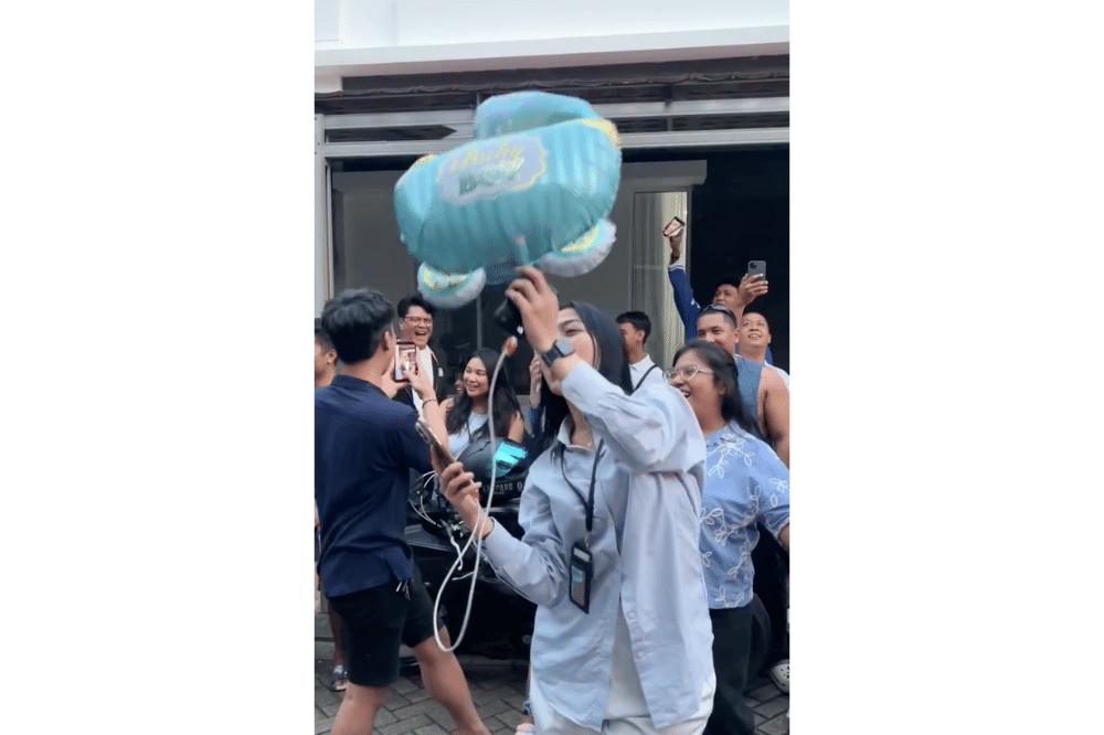 Momen gender reveal disambut meriah oleh keluarga dan kerabat terdekat.png