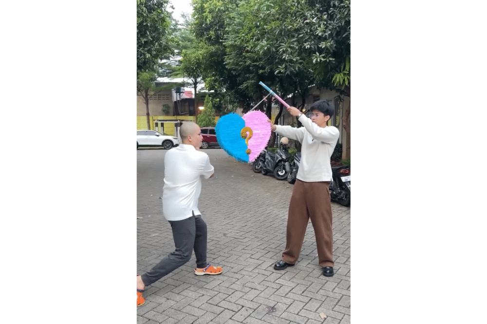 Cellos dan Natasha menggunakan Piñata untuk gender reveal anak pertama mereka.png