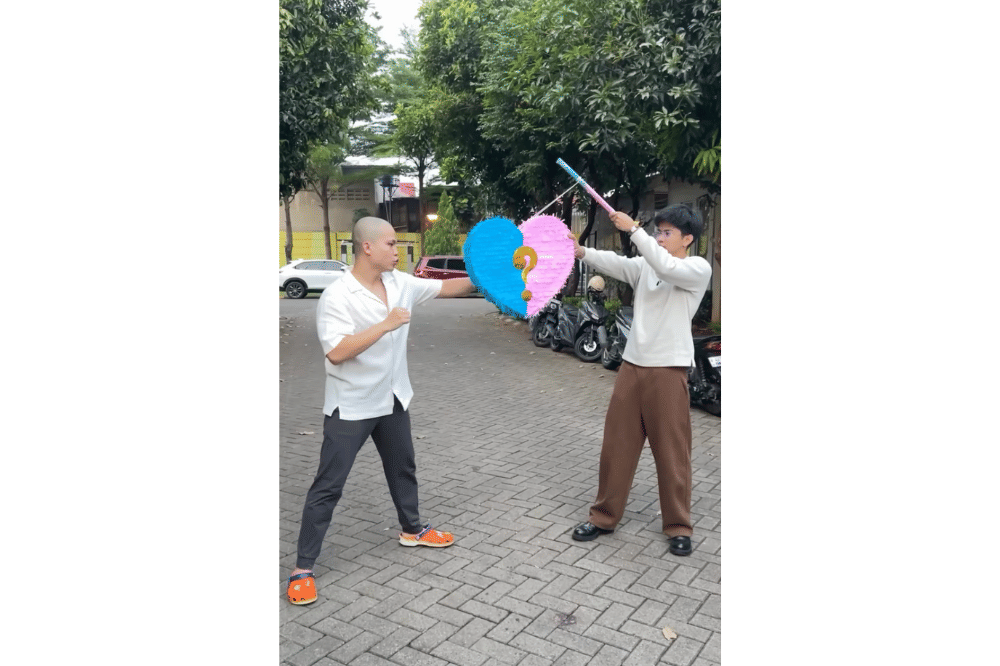 Acara gender reveal di gelar di depan rumah mereka.png