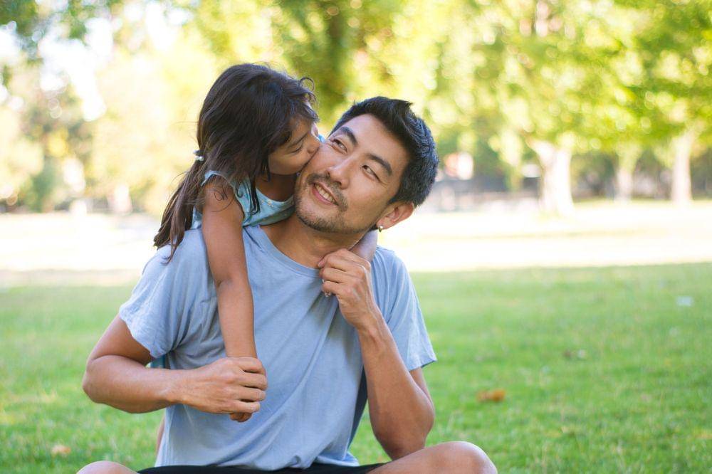 Papa dan anak di taman
