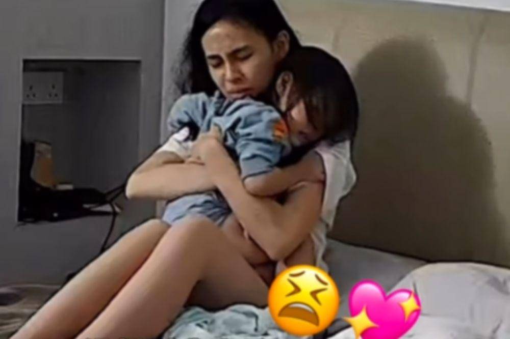 balita berikan love sign ke ibunya