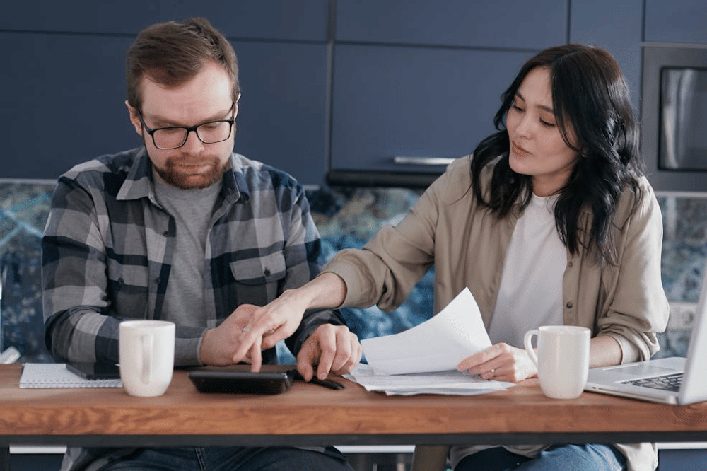 ilustrasi pasangan menghitung pengeluaran