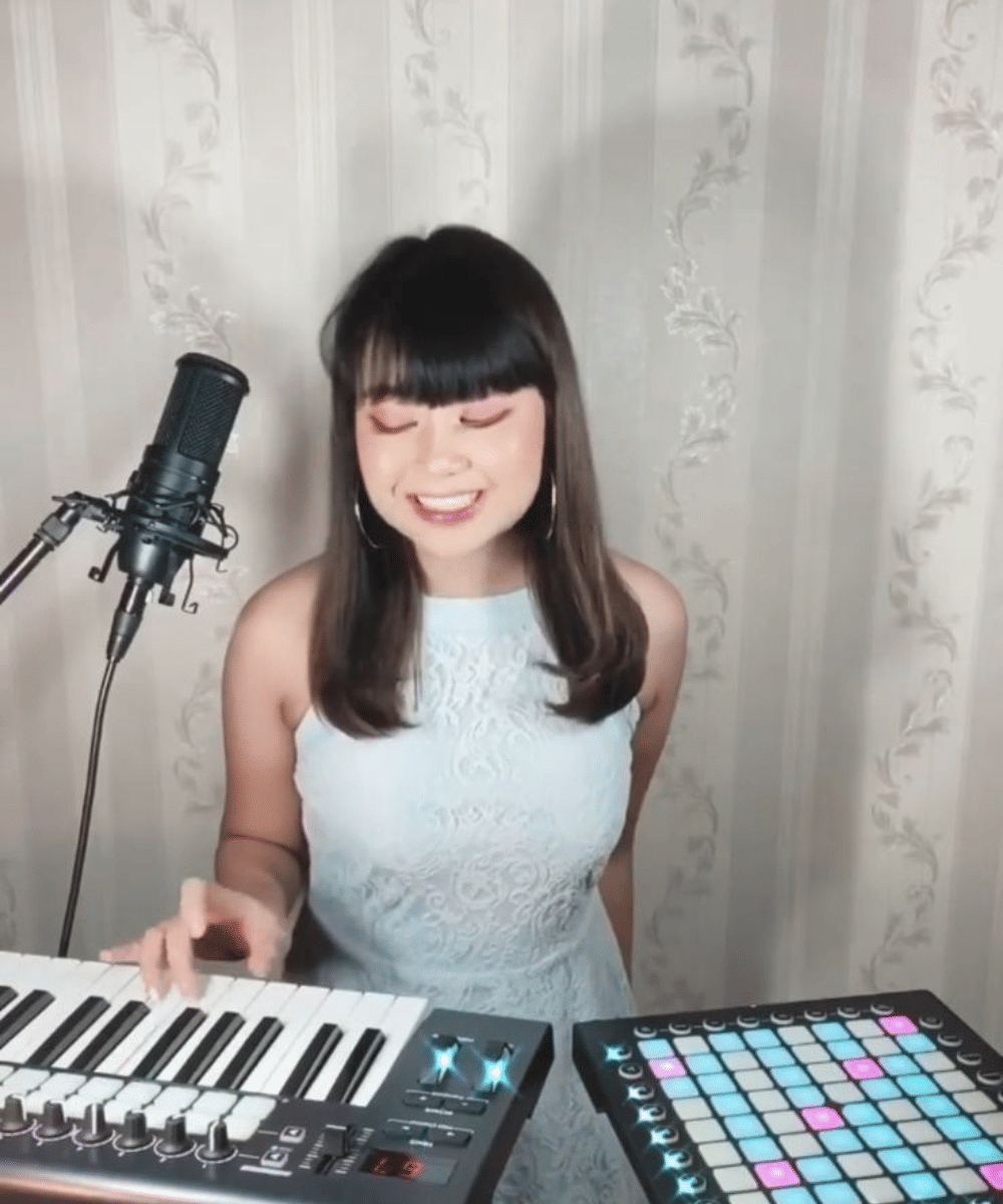 Ghea Indrawari memainkan alat musik