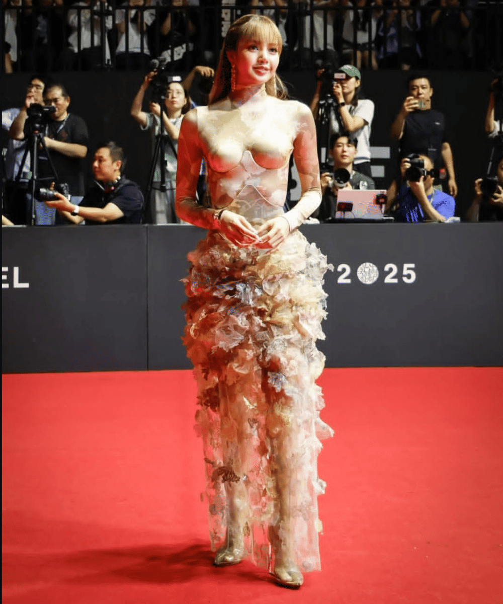 Detail Penampilan Lisa Blackpink di Busan International Film Festival.png