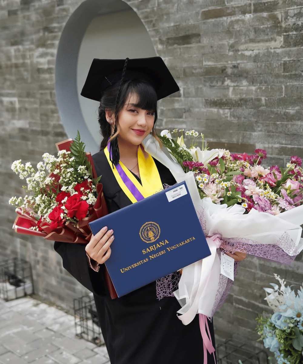 Ghea Indrawari lulus dari UNY