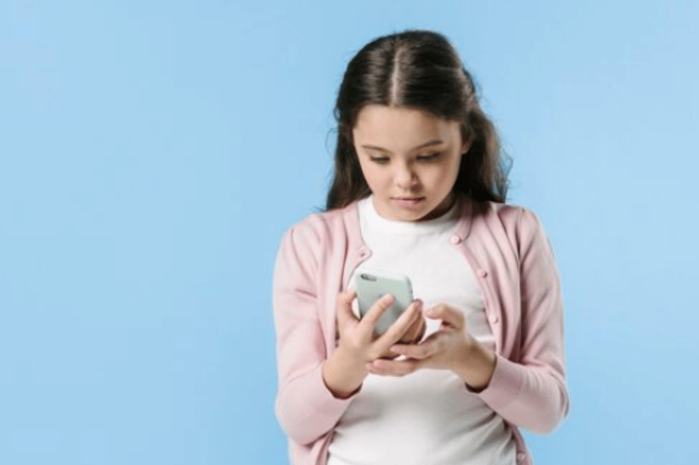 Kapan Anak Boleh Punya Handphone Sendiri? Simak Faktanya!