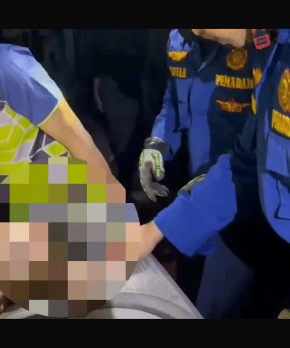 Proses evakuasi anak tersangkut mesin cuci di Depok