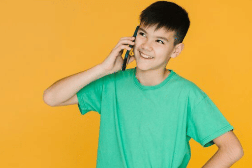 Kapan Anak Boleh Punya Handphone Sendiri? Simak Faktanya!