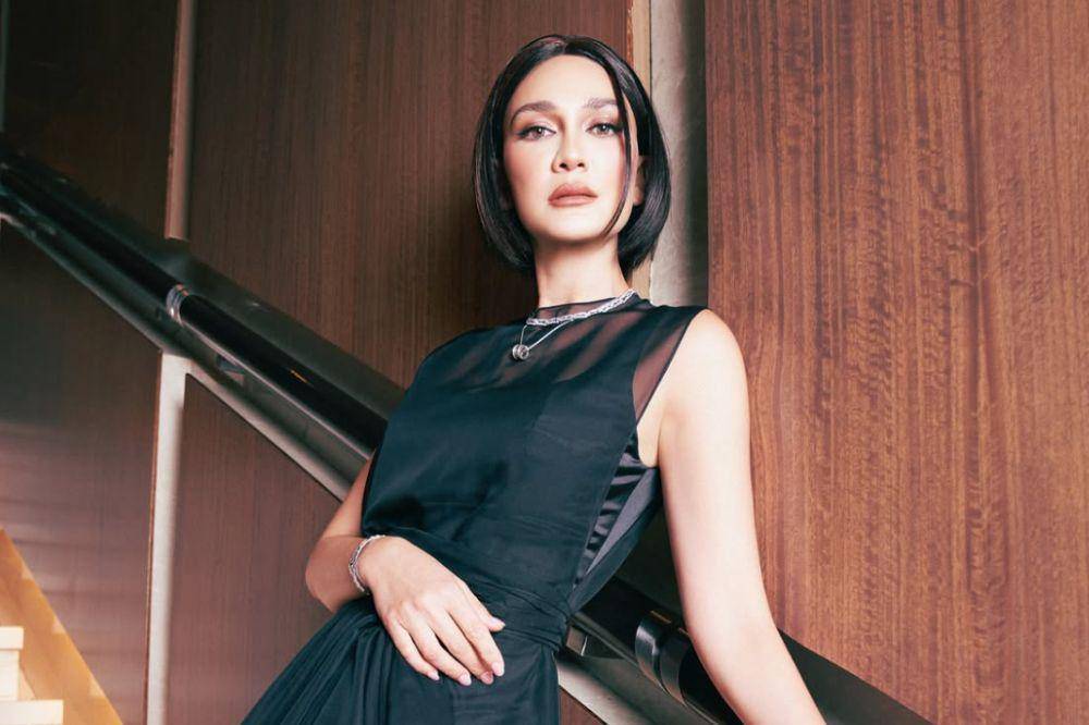 Potret Luna Maya dengan Rambut Pendek, Tampil Fresh!