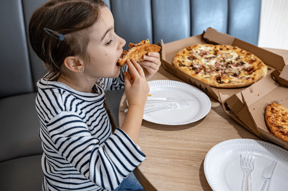 Anak mengonsumsi junk food