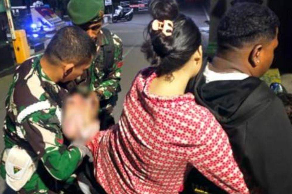 Prajurit TNI Yonif 501BY Madiun Bantu Ibu Lahiran di Depan Markas.jpg