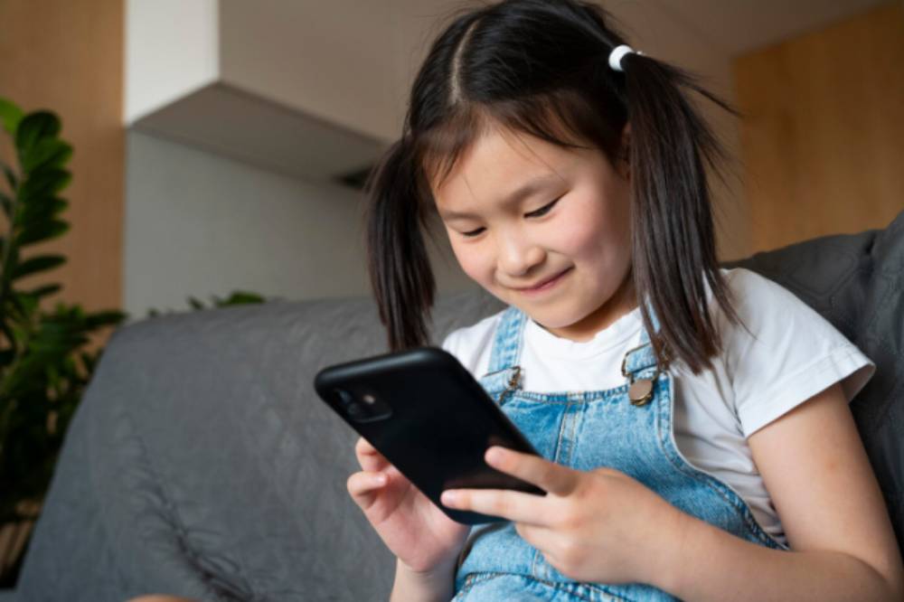 Kapan Anak Boleh Punya Handphone Sendiri? Simak Faktanya!