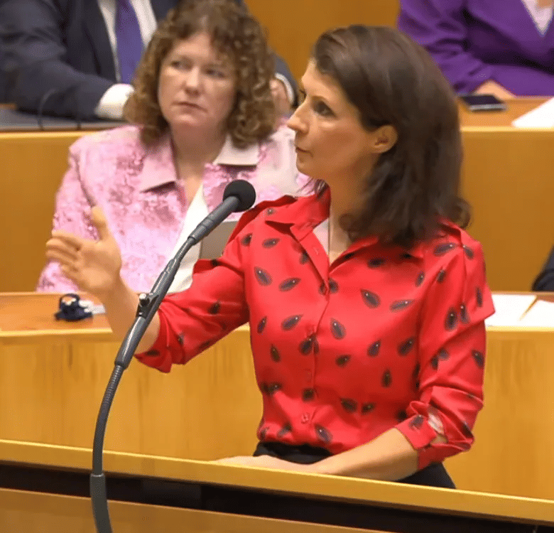 Esther Ouwehand mengenakan kemeja bermotif semangka